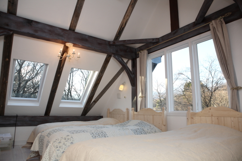 Room 4: A bright room for four people with a long skylight