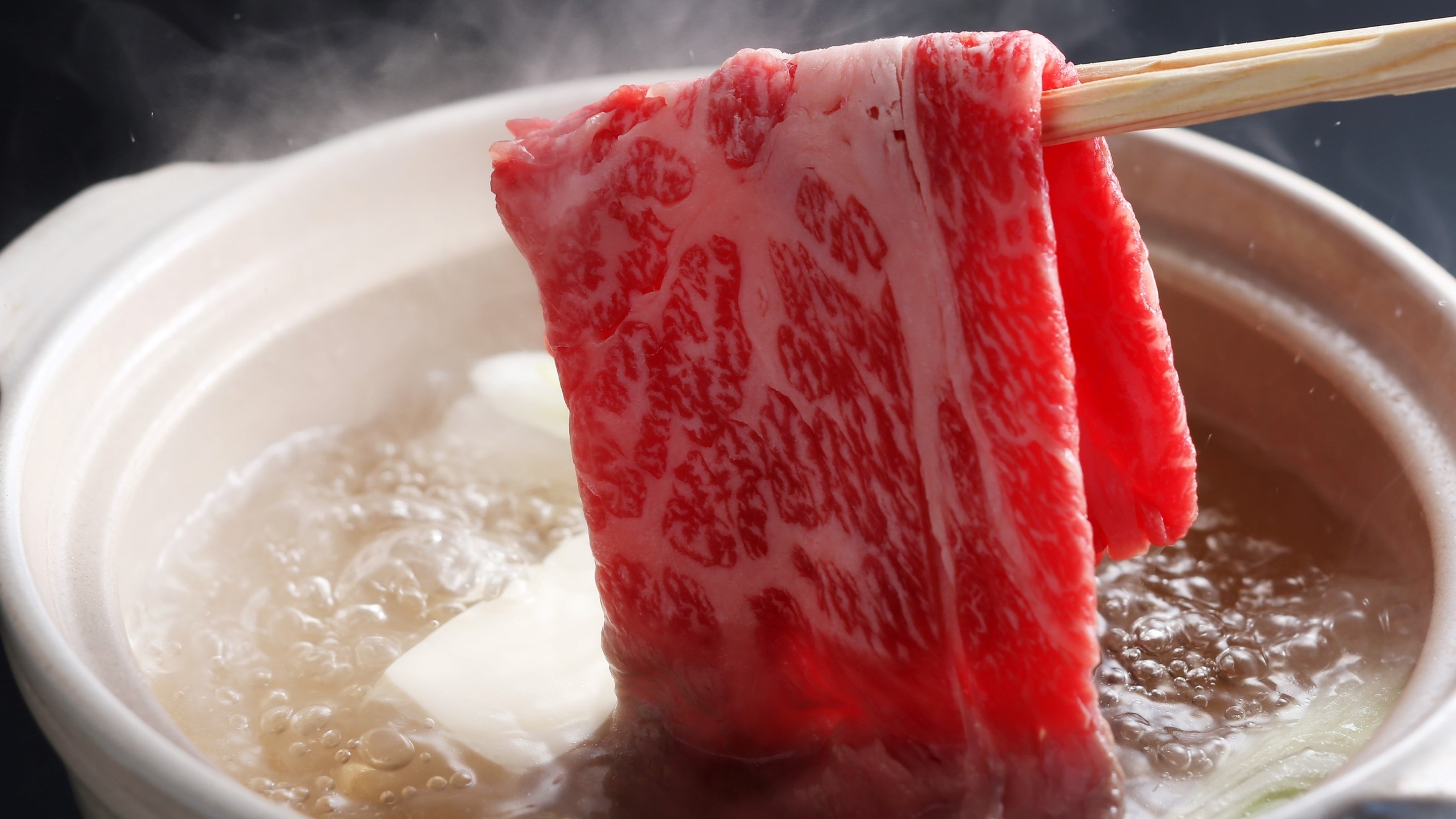 【厳選黒毛和牛しゃぶしゃぶ×あつあつジューシー海鮮焼】〜抜群の立地で散策に便利♪♪源泉かけ流しの小宿