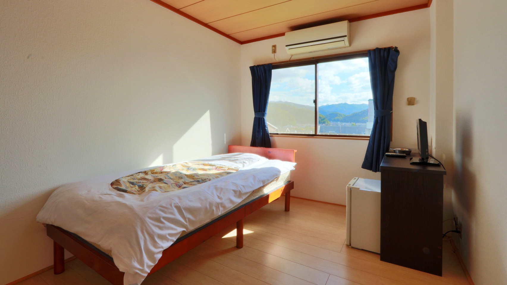 喫煙可【洋室シングル】※バス・トイレ共用 (女性予約不可)