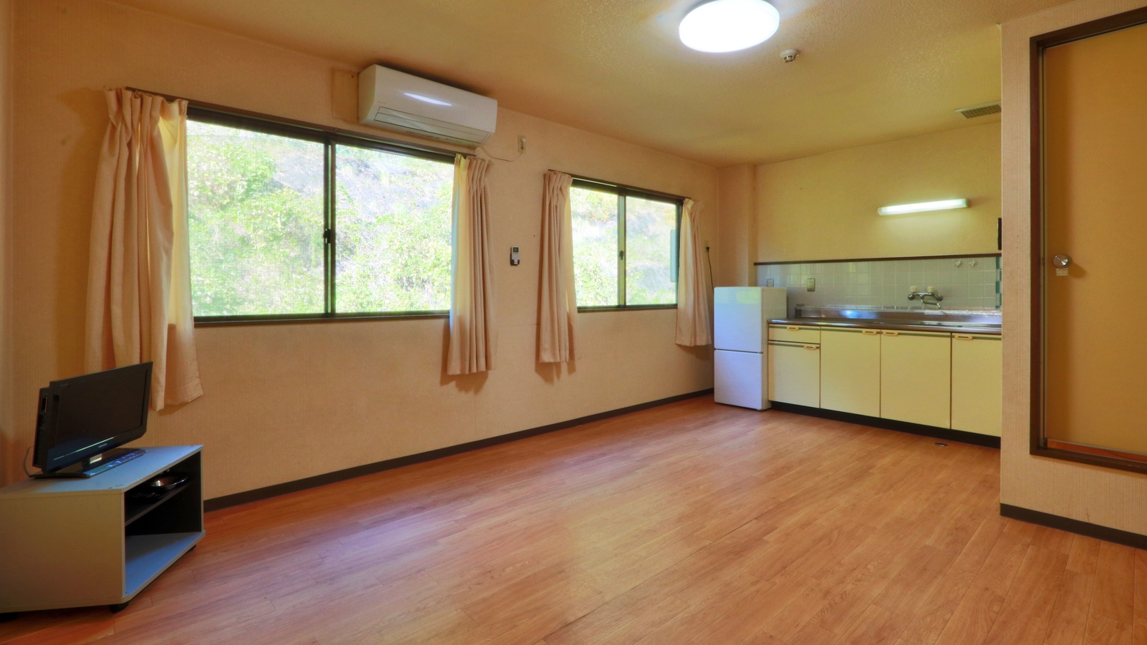 喫煙可【キッチン付き洋室/UB付】