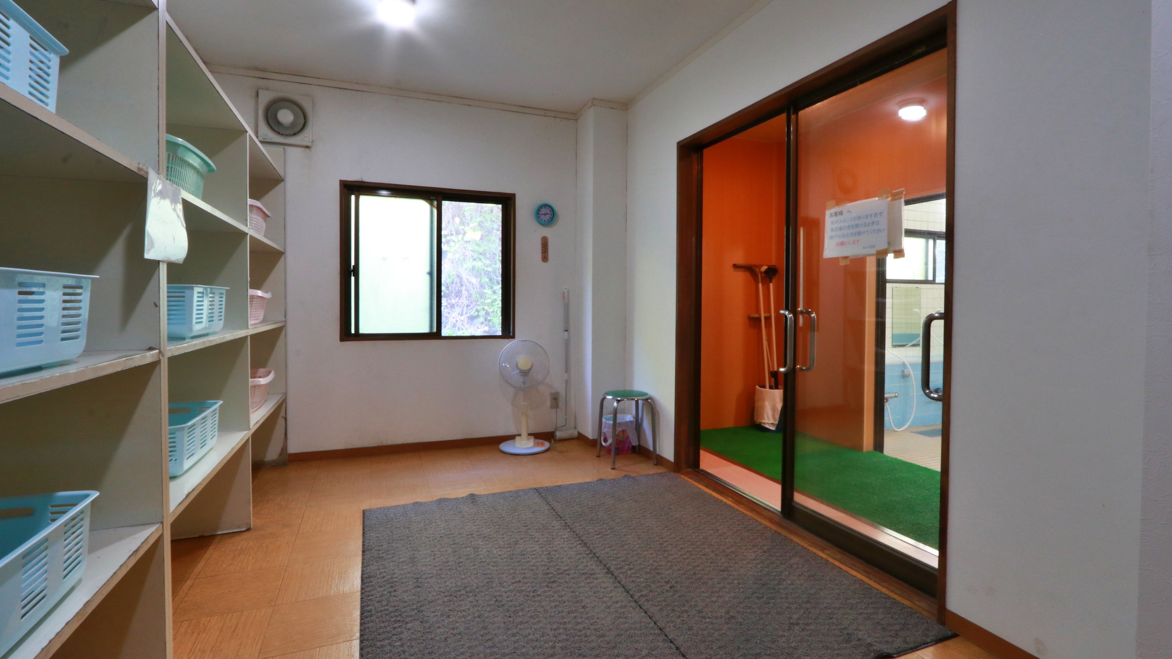 【大浴場】1箇所のみとなります。その他、別館にシャワールームとバス付きの客室がございます 