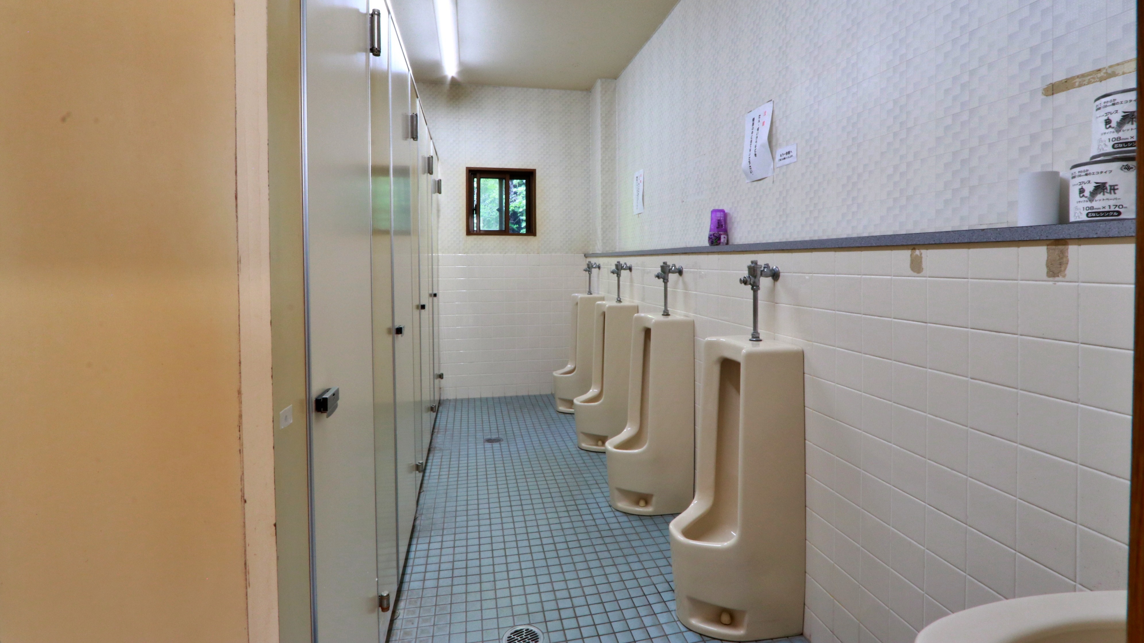 【本館】各階に男女共用トイレがあります 