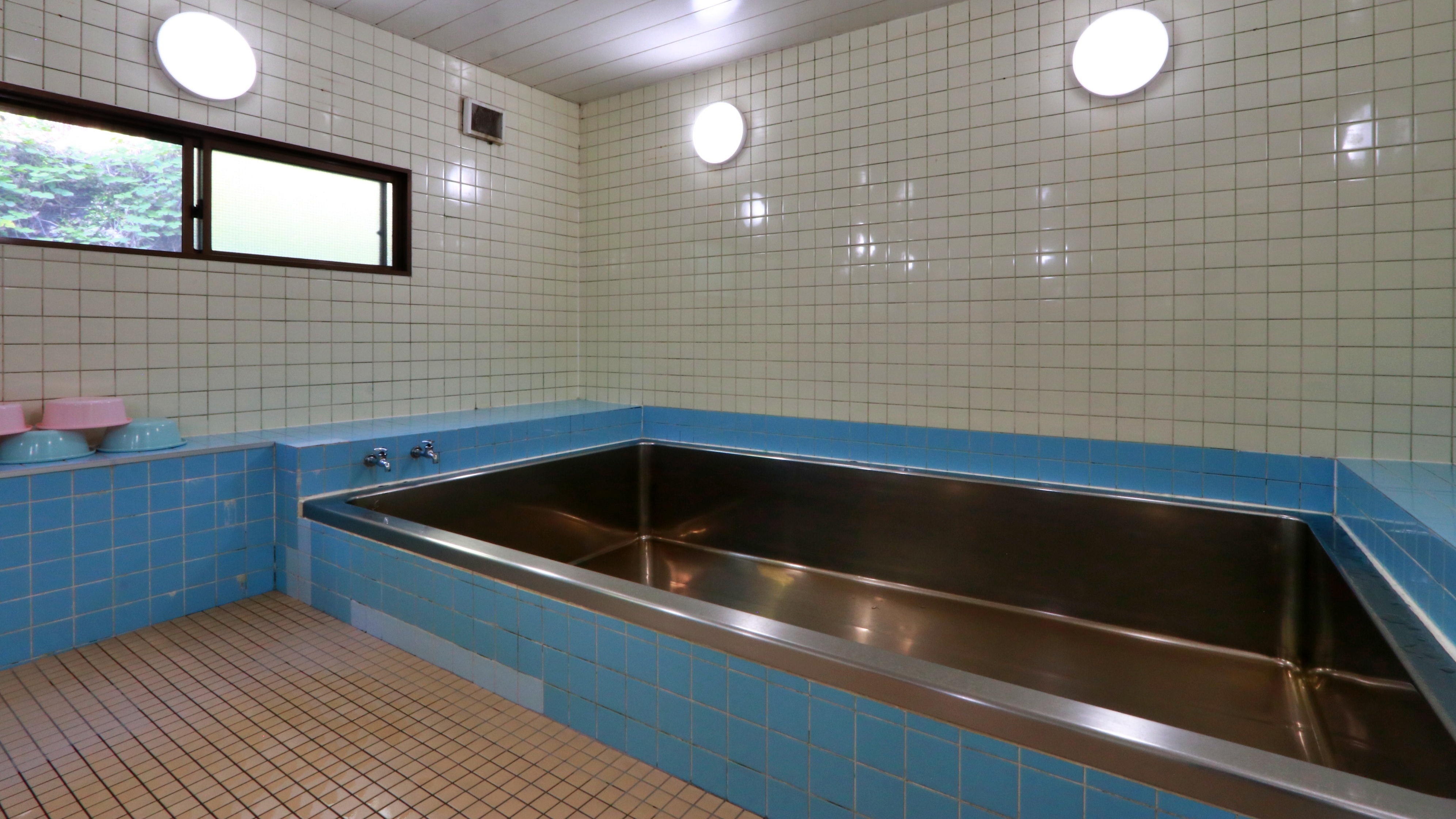 【大浴場】1箇所のみとなります。その他、別館にシャワールームとバス付きの客室がございます 