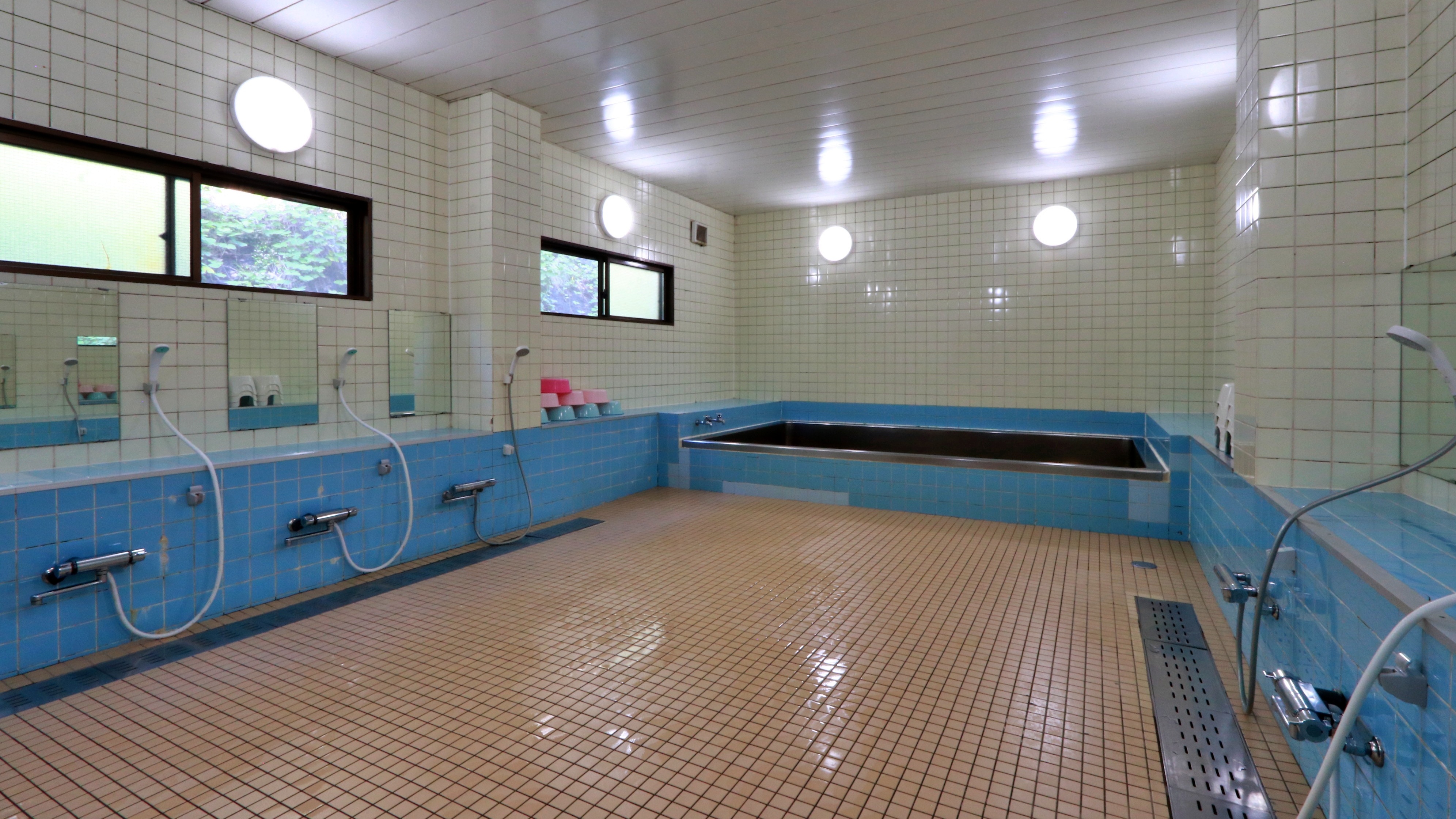 【大浴場】1箇所のみとなります。その他、別館にシャワールームとバス付きの客室がございます 