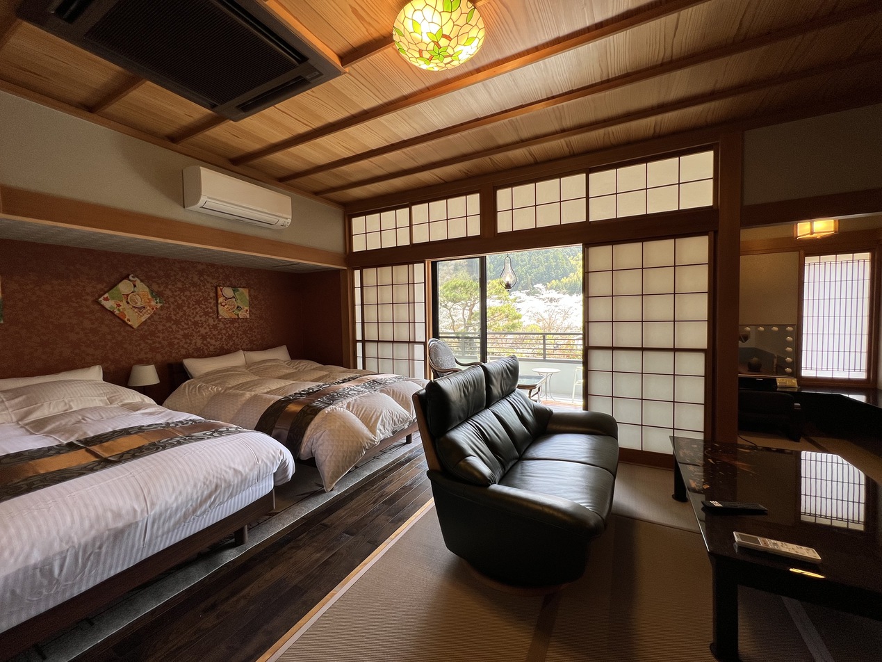 和洋室12、５畳＋広縁〜日本庭園の眺望デラックスベッドルーム