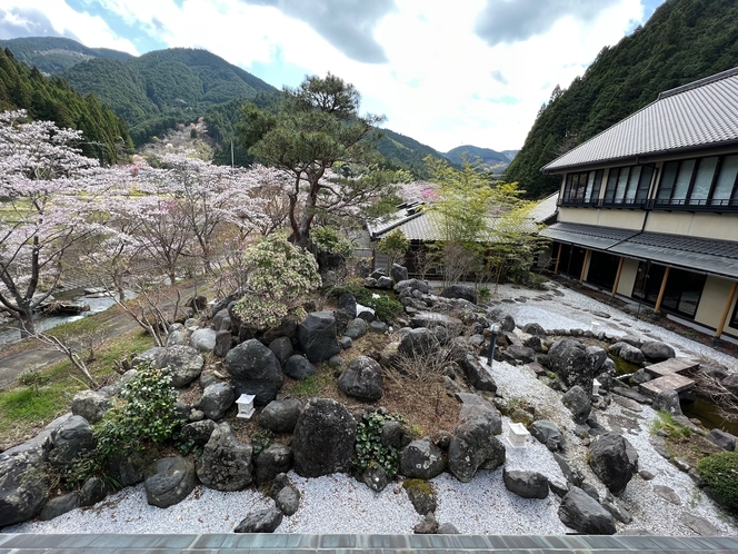 中庭　二階から