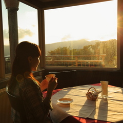 芦ノ湖の夕景＜女性＞