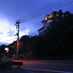 建物の全景＜夕景＞