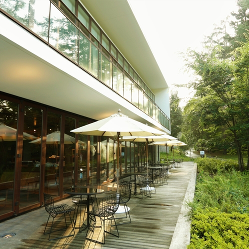 【外観】フロント、カフェバー、レストランを備えた、富士の豊かな緑に囲まれたメイン棟
