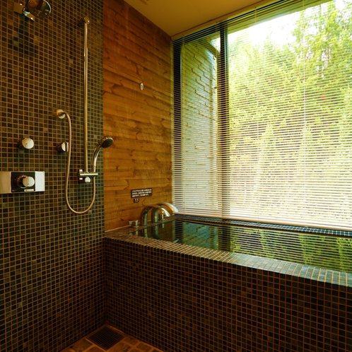 【バスルーム】タイプC以外のお部屋では、露天風呂以外にも、全室温泉の内風呂もお楽しみいただけます。