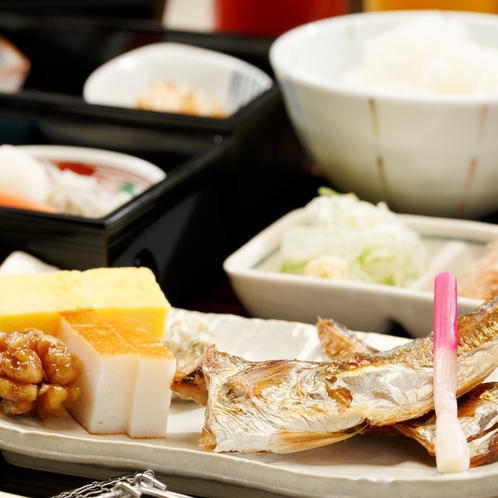 【朝食】和食膳。炊き立てのご飯で日本の朝をご堪能いただきます。季節、仕入れにより変更いたします。