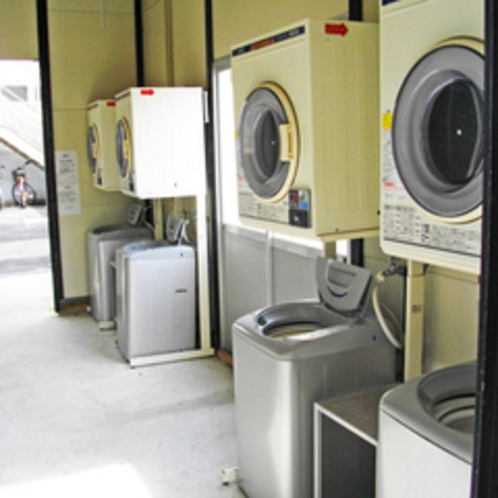 洗濯機7台（無料）乾燥機7台（有料）完備