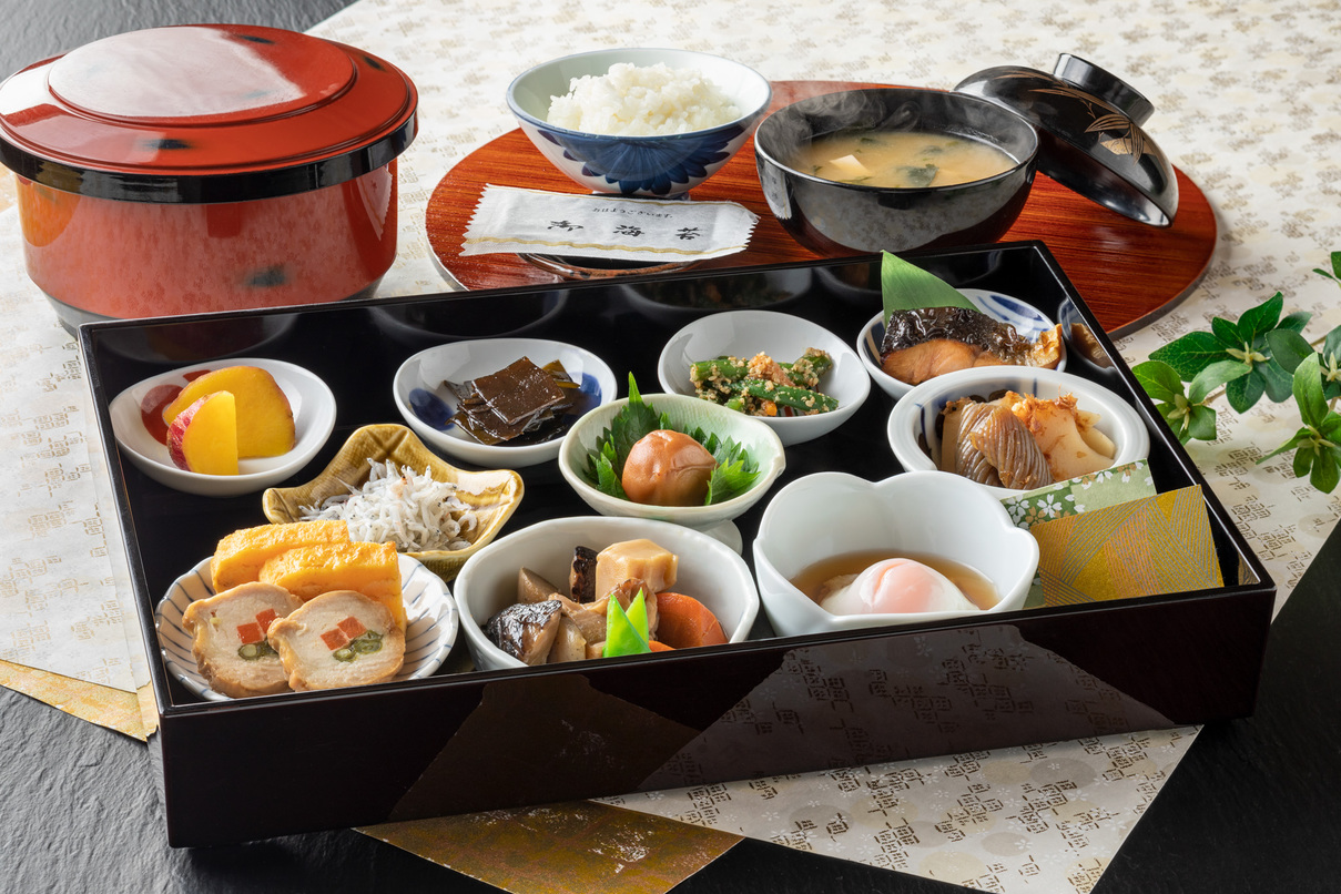 お一人様毎に御膳にて丁寧にご用意された和朝食
