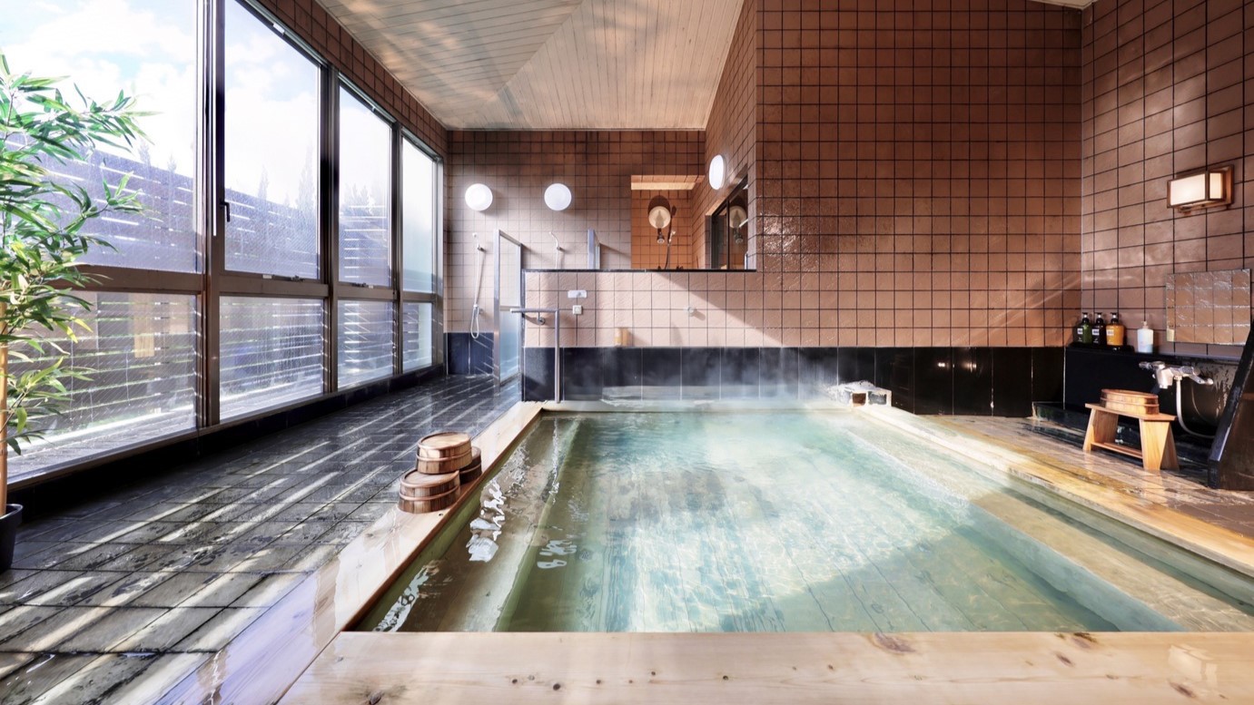 【大浴場】弱アルカリ性低張性高温泉でしっとりと肌に馴染み、神経痛や関節痛にも効果的です