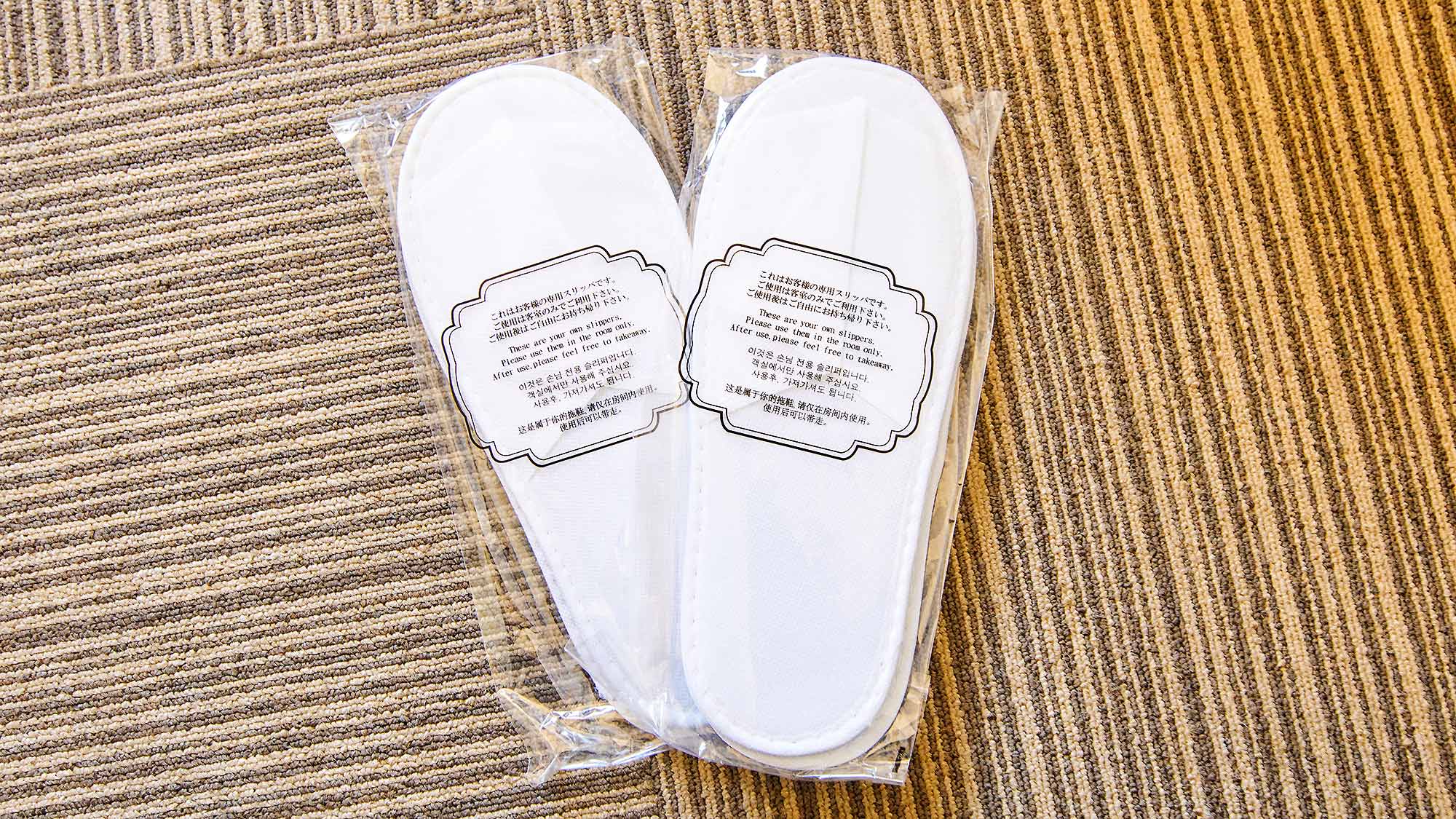 ・【アメニティ】お部屋には人数分のスリッパをご用意しております