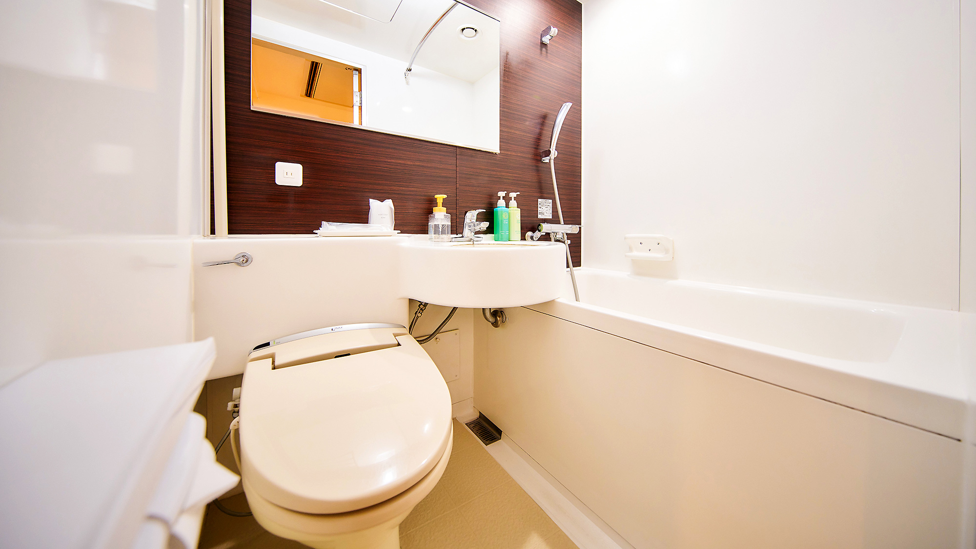 ・【客室】温水洗浄機能付トイレを完備。快適にご利用いただけます