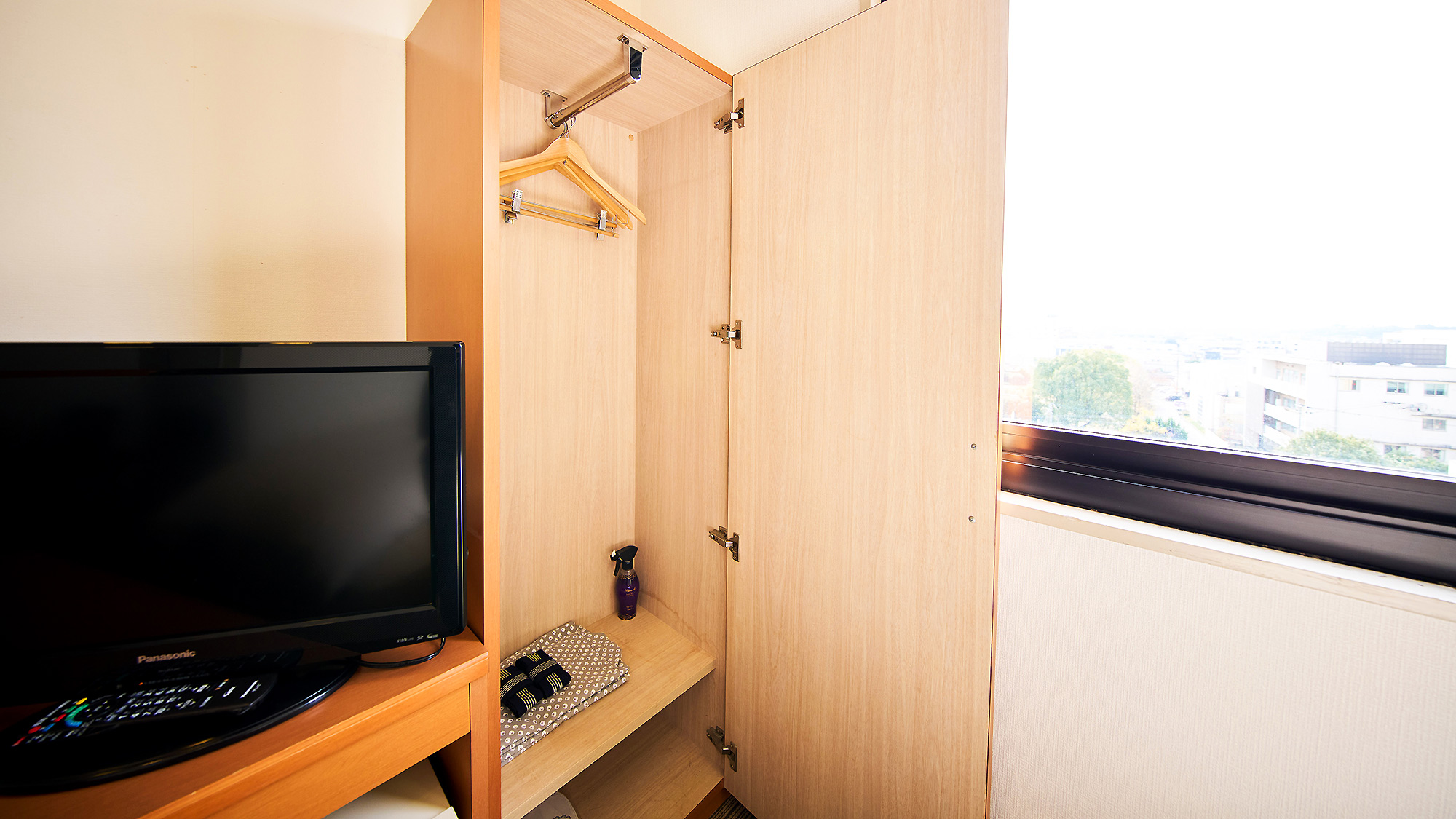 ・【ツインルーム】お荷物はクローゼットの中へ。お部屋を広く使えます。内に備品がございます