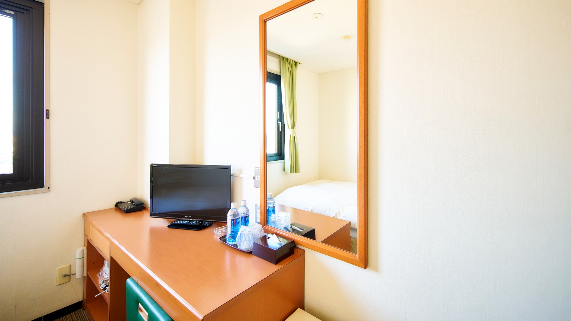 ・【部屋備品】お仕事や読書などのちょっとした作業にぴったりなデスクがございます