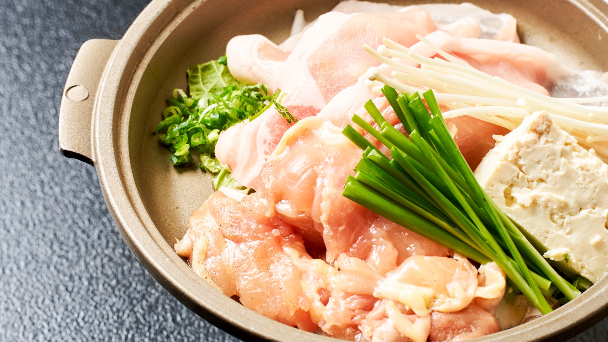 ・【味処おいし家】旨みあふれるお肉とたっぷり野菜を堪能する自慢のあったか鍋