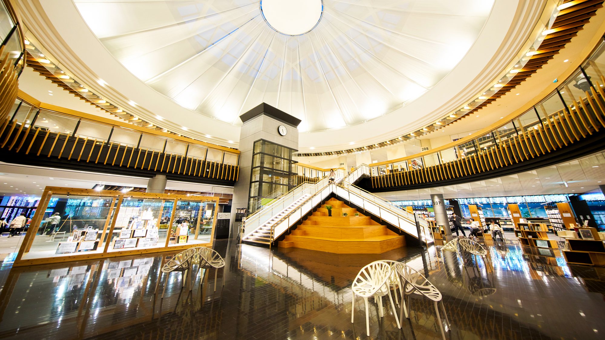 ・【周辺】公共図書館とは思えないほど快適で洗練された施設「都城市立図書館」