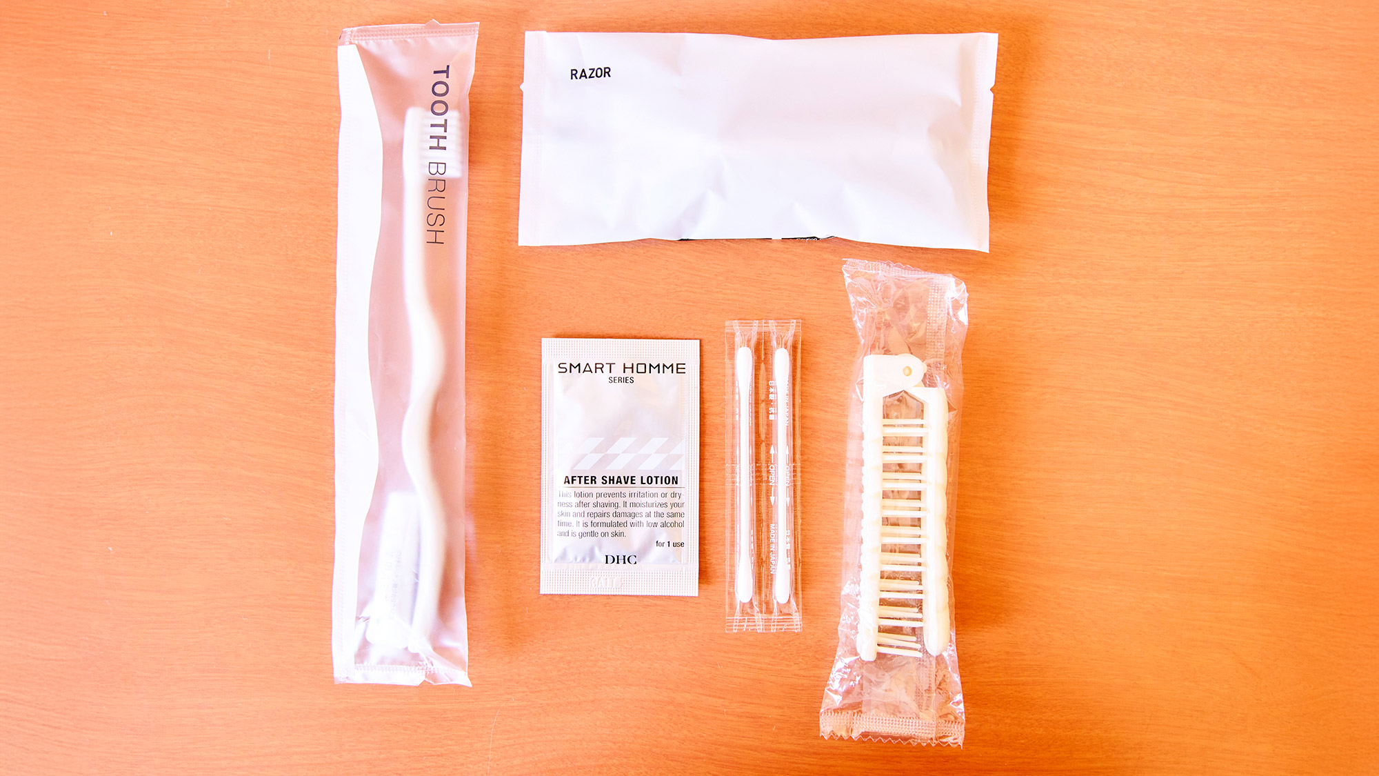 ・【アメニティ】歯ブラシ、髭剃り、アフターローション、ブラシ、綿棒をご用意しております