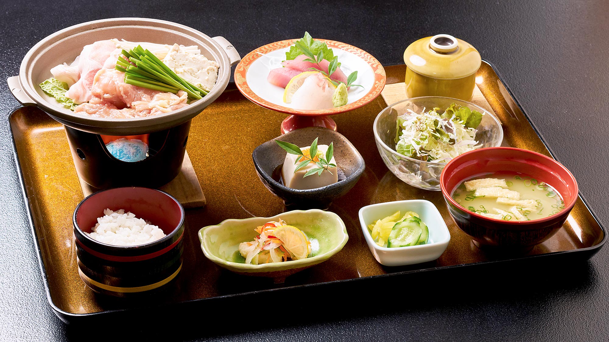 ・【味処おいし家】「盆地焼き御膳」で地鶏を焼き、香ばしい香りがします