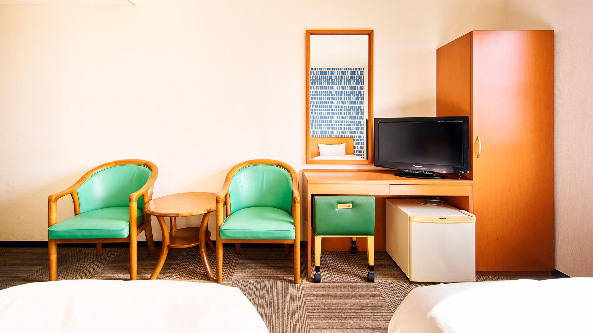 ・【ツインルーム】お仕事や読書などのちょっとした作業に使いやすいデスクがございます