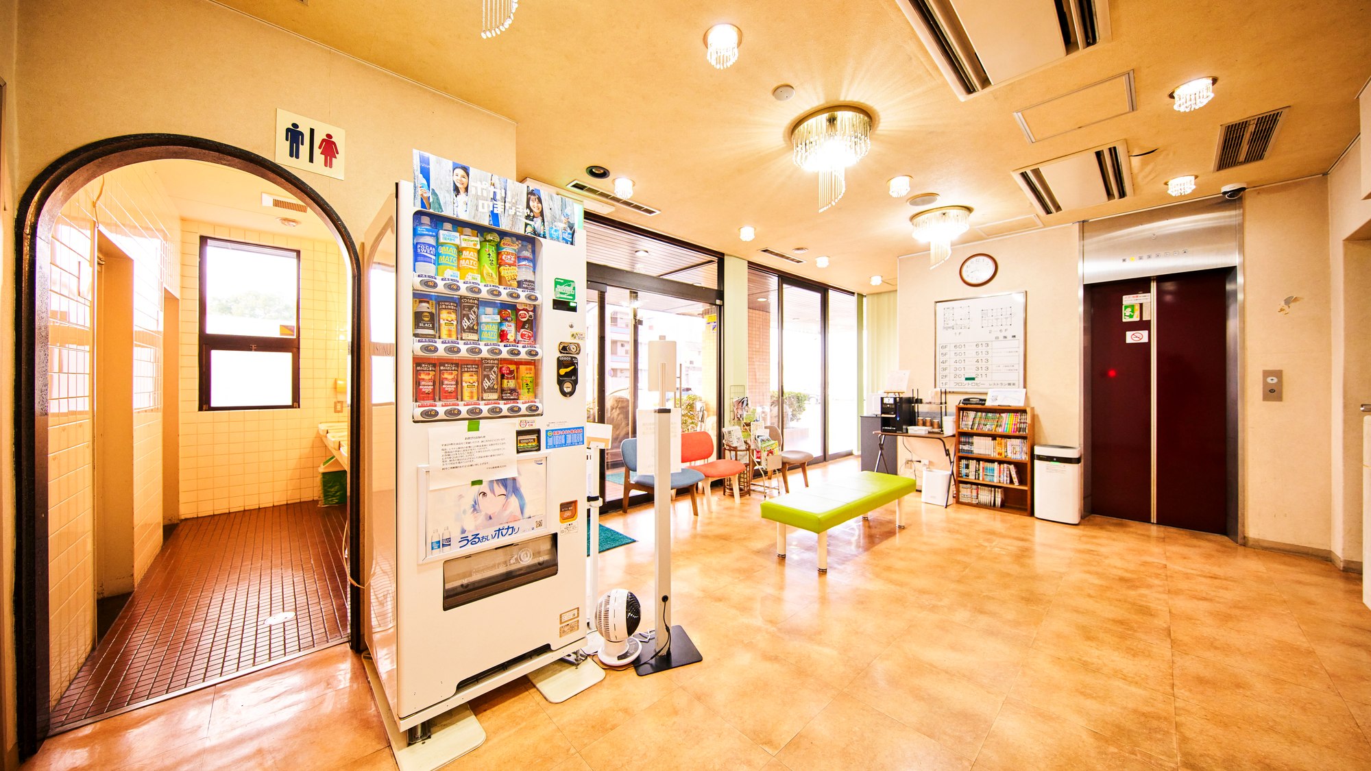 ・【館内】明るいロビーには飲み物の自販機と共用のお手洗いがございます