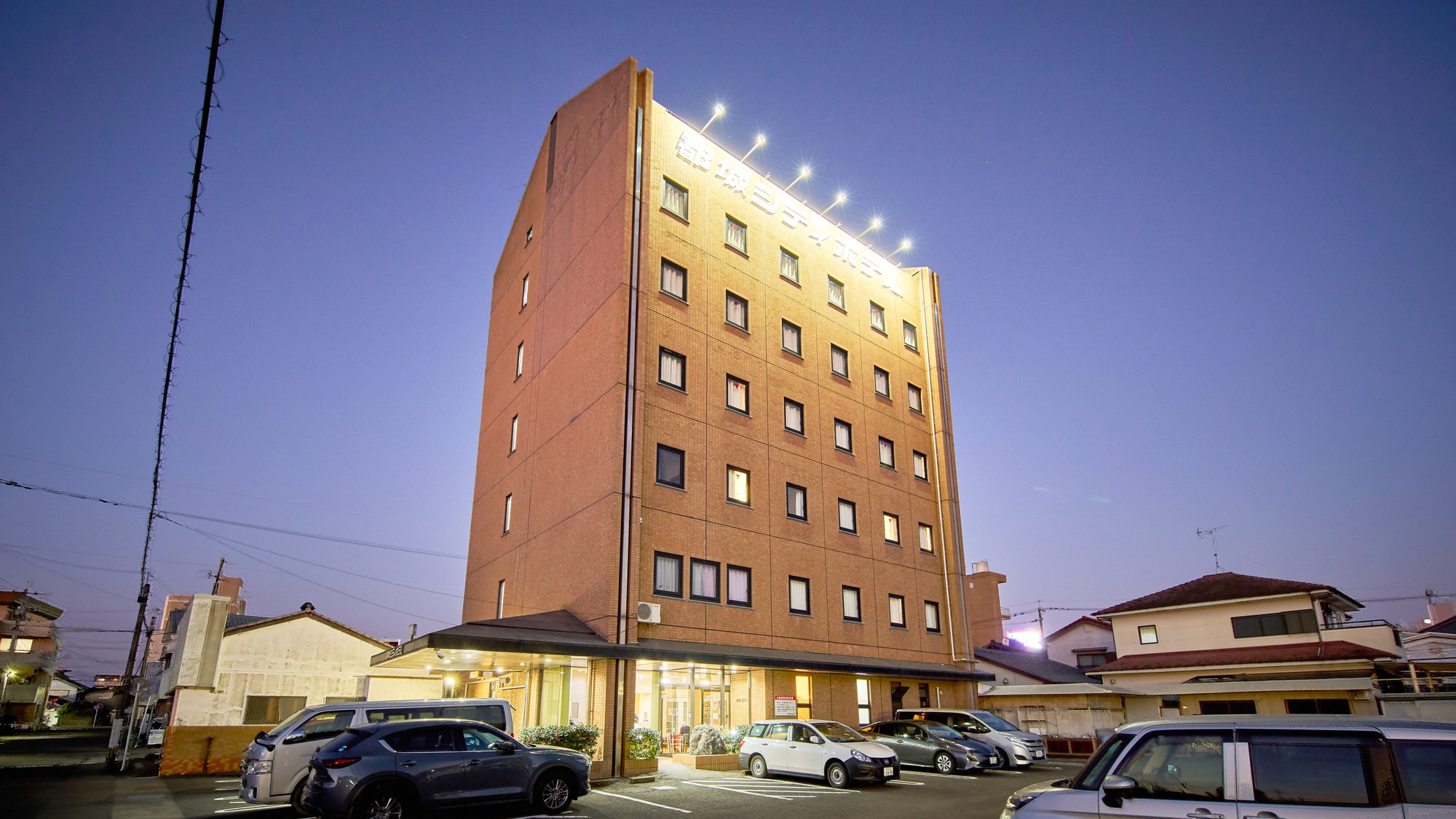 ・【外観】市内最大の飲食街「 牟田町 」まで徒歩2分。 観光の拠点としても便利です