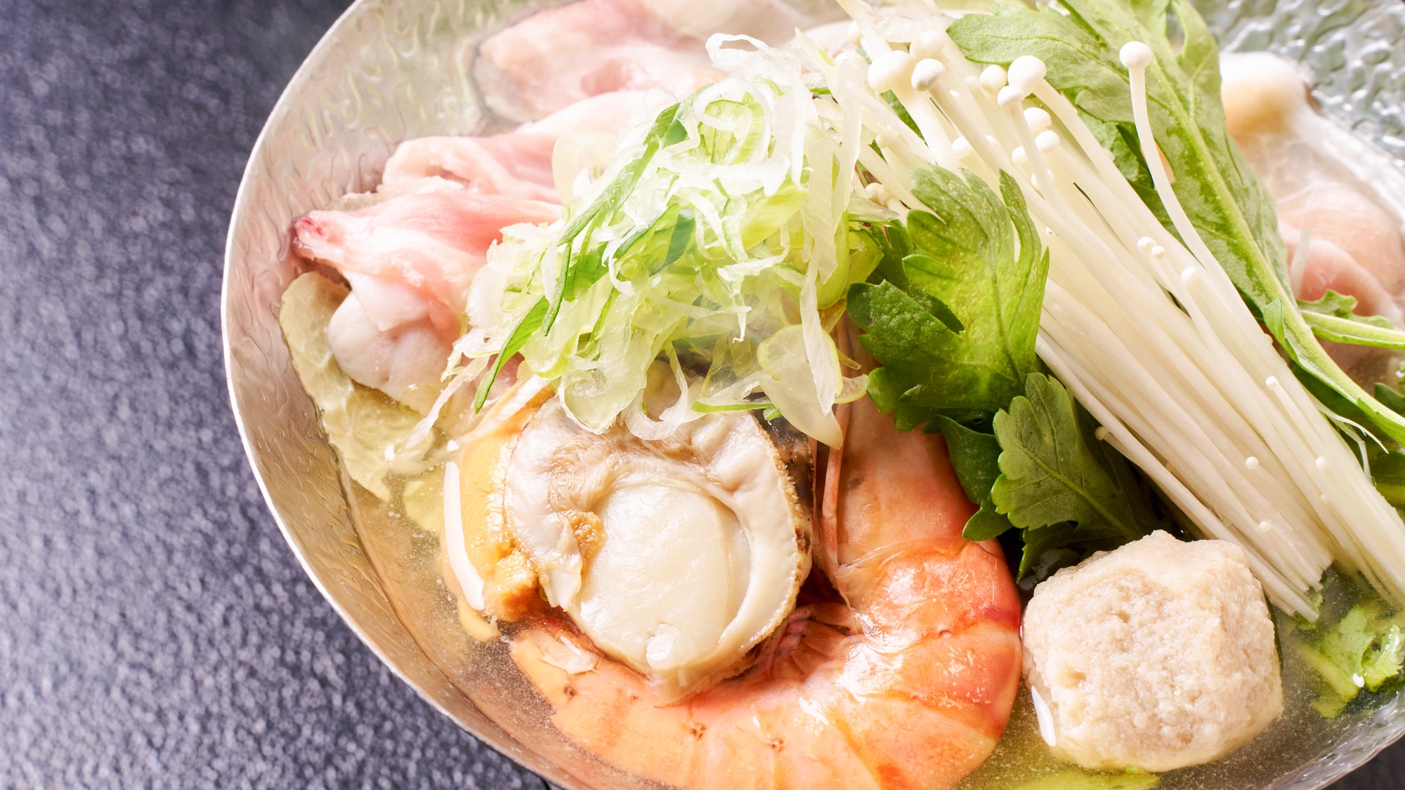 ・【味処おいし家】新鮮な魚やお肉を贅沢に盛り込んだ鍋をご堪能ください