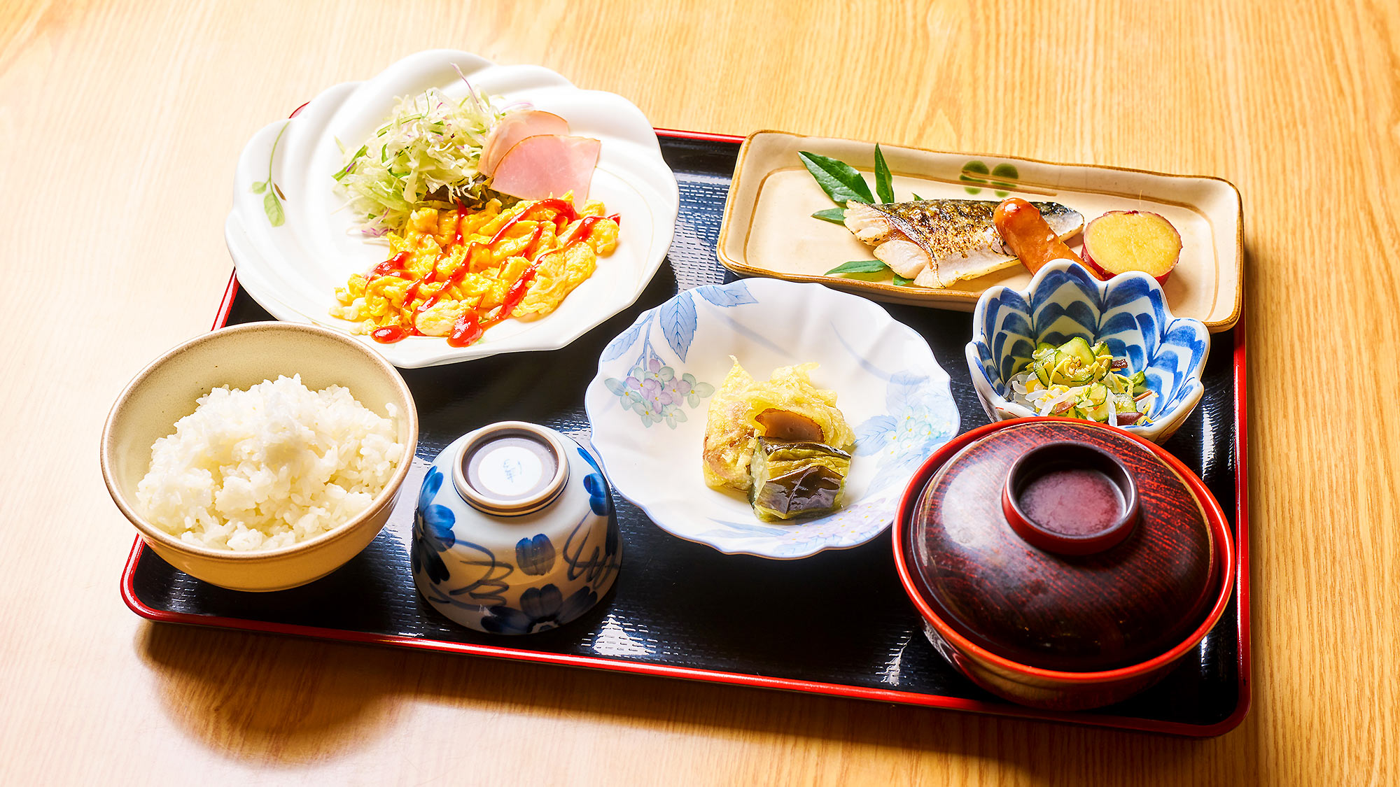 ・【朝食一例】ご飯に味噌汁、卵料理や焼き魚などバランスのよい食事で1日をスタート