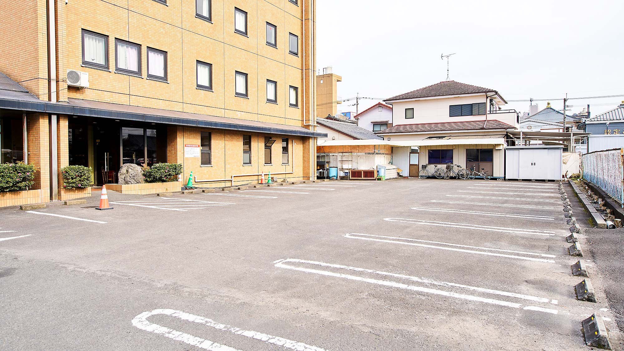 ・【駐車場】30台（先着順/有料）中・大型車はご予約時にホテルまでお問い合わせください