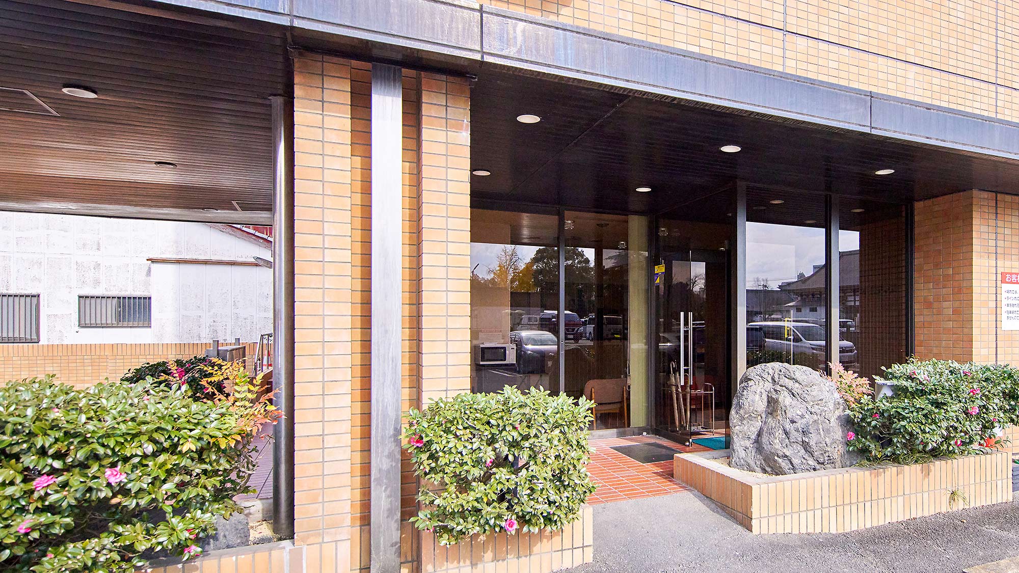 ・【館内】こちらが館内への入口です。チェックインは16:00ー23:00です