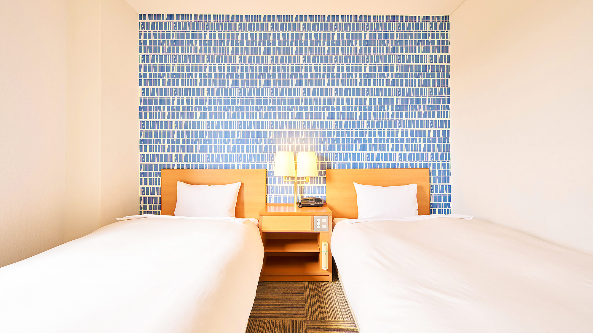 ・【ツインルーム】窓から自然光が差し込む明るいお部屋で、気持ちよくお過ごしください