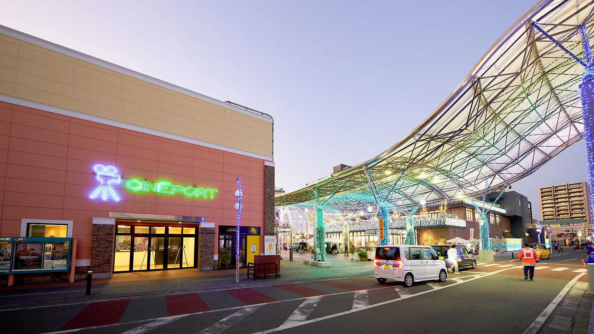 ・【周辺】映画館シネポート都城からMallmallまちなか広場も光で鮮やかに