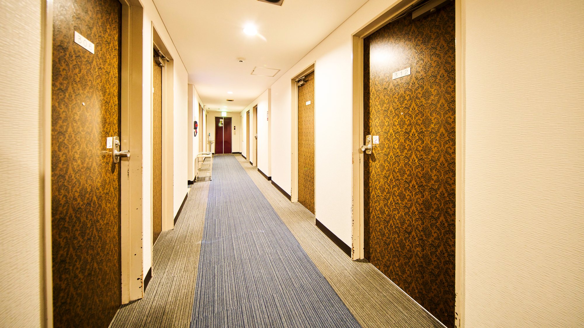 ・【館内】お部屋は宿泊階フロアの両側にございます。番号をご確認のえお入りください