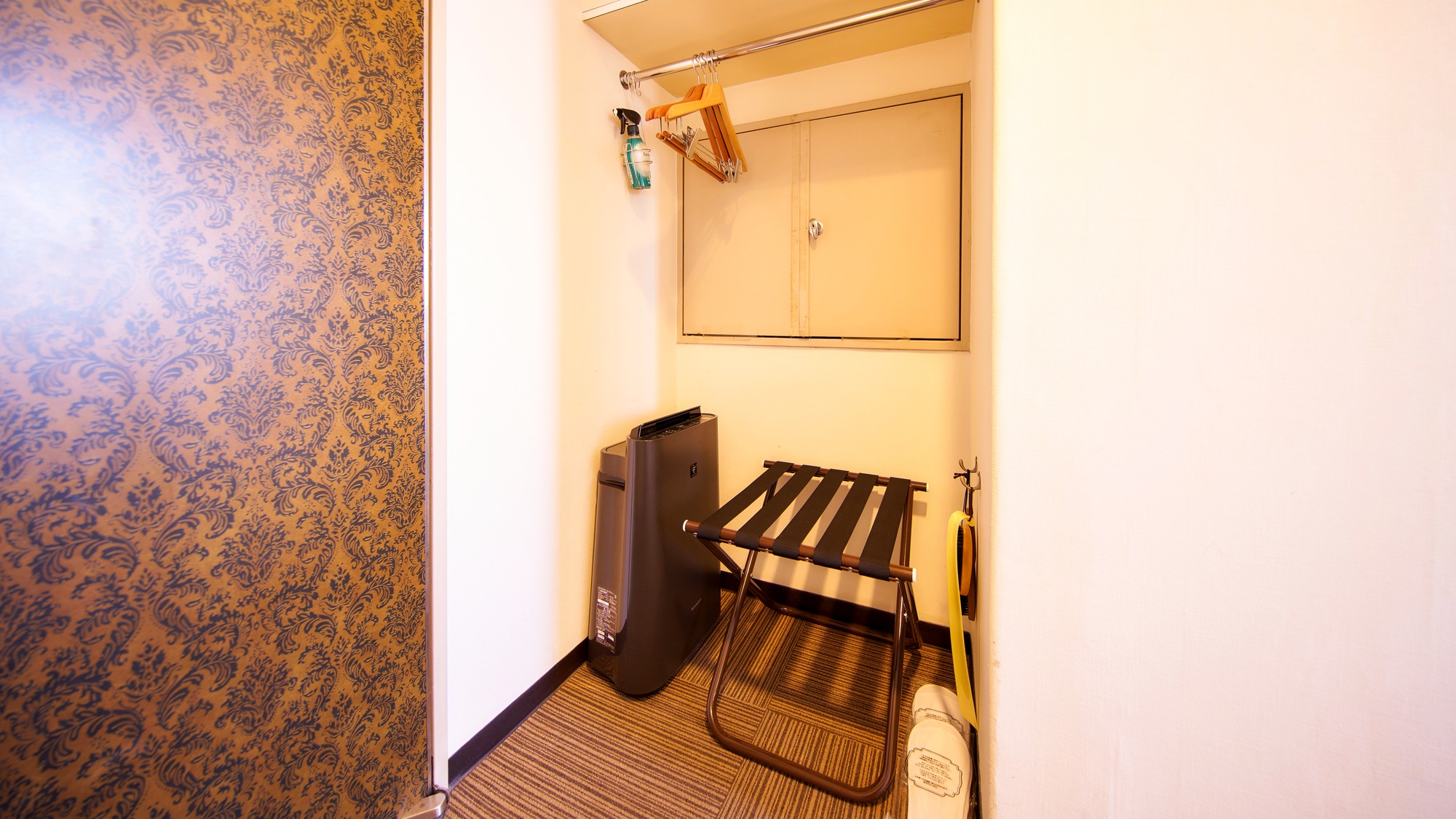 ・【部屋備品】クローゼット内へ荷物を片付けてお部屋を広く使えます。内に備品がございます