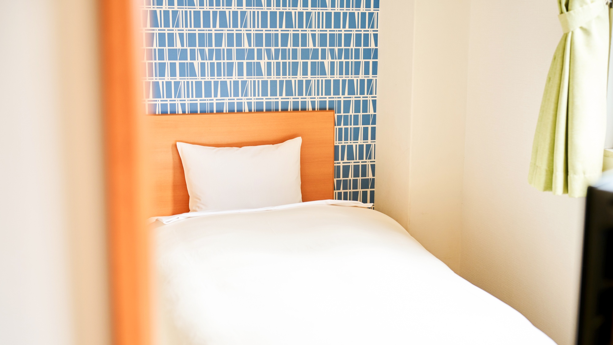 ・【シングルルーム】セミダブルベッドを採用。快適な睡眠をサポートします