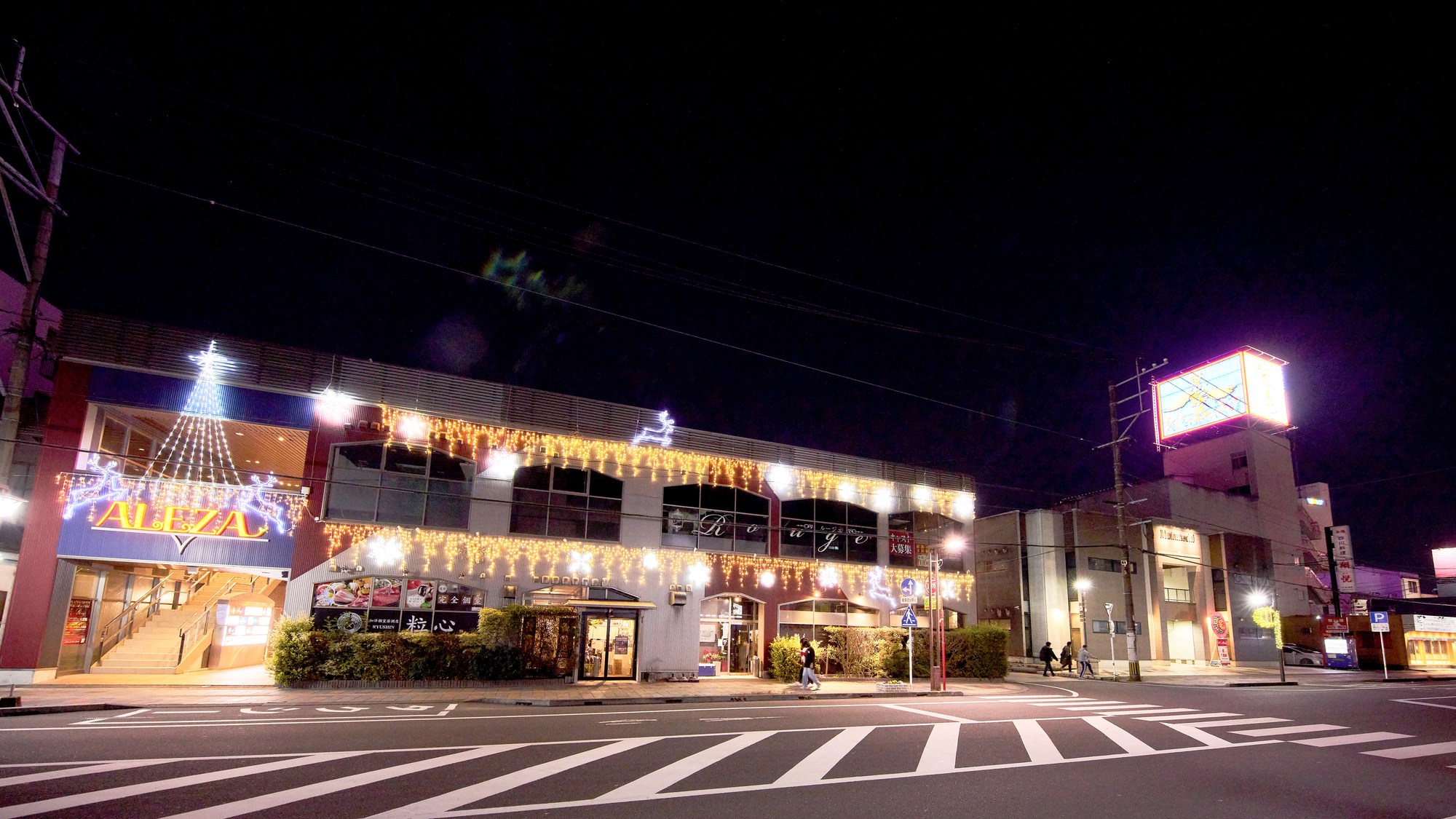 ・【周辺】 期間中に夜の街を歩けば、まるで光のパレードの中にいるようです