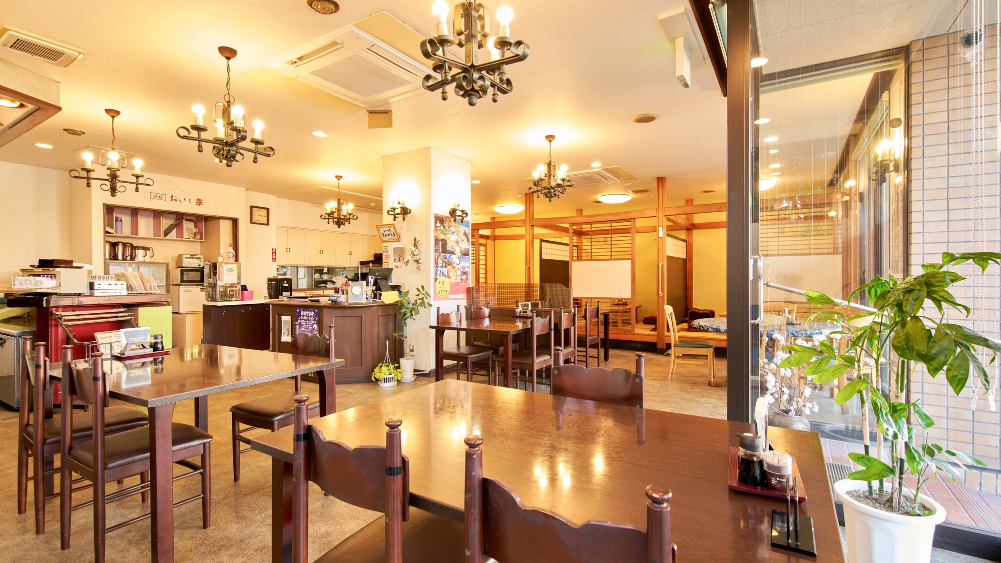 ・【味処おいし家】朝食会場はこちらの和食レストランで。昼食・夕食も営業しております