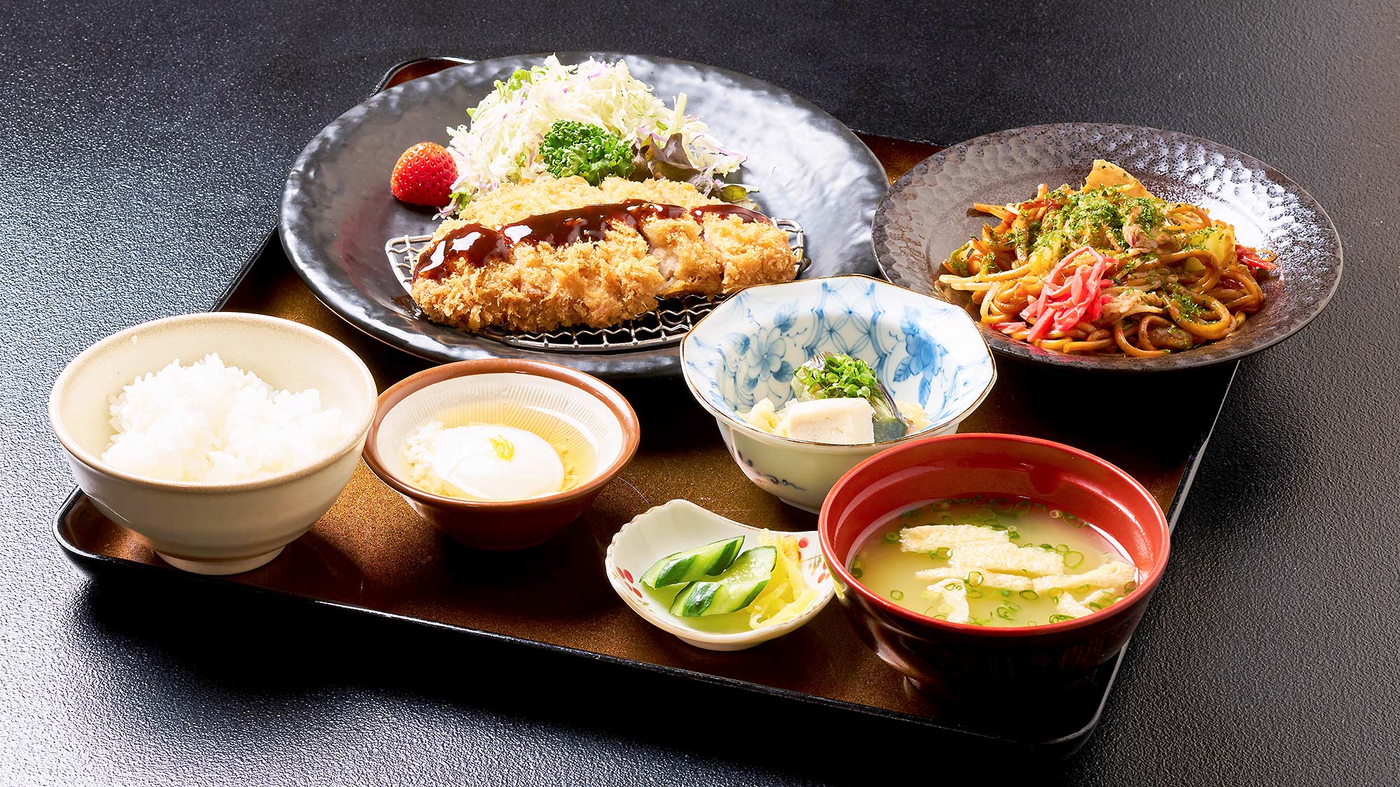 ・【味処おいし家】ごはんは旅の楽しみの一つ。目にも舌にも嬉しいお膳をお楽しみください