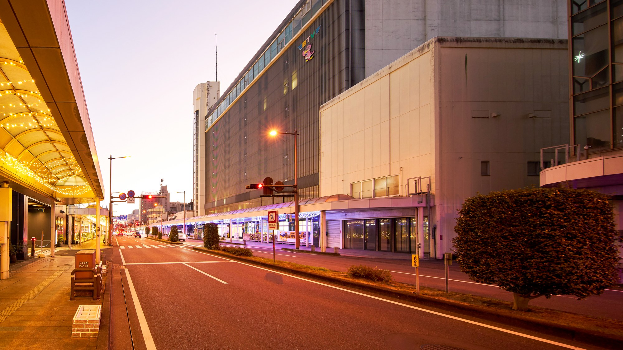 ・【周辺】「中央通り」は駅を中心に商店や飲食店、生活用品を扱うお店が集まっています