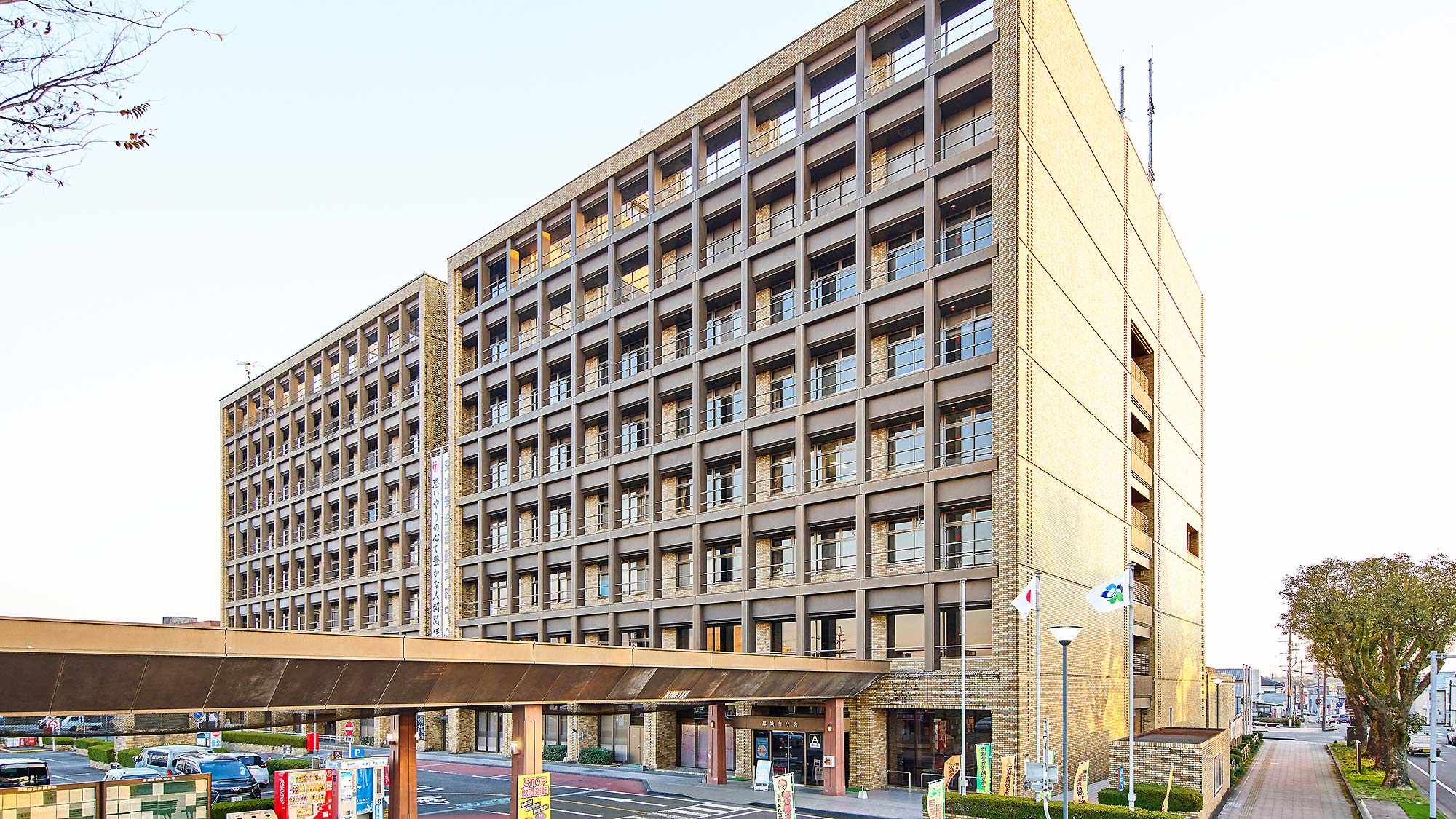 ・【周辺】タイル張りの「都城市役所」も徒歩圏内です。食堂はどなたでもご利用できます