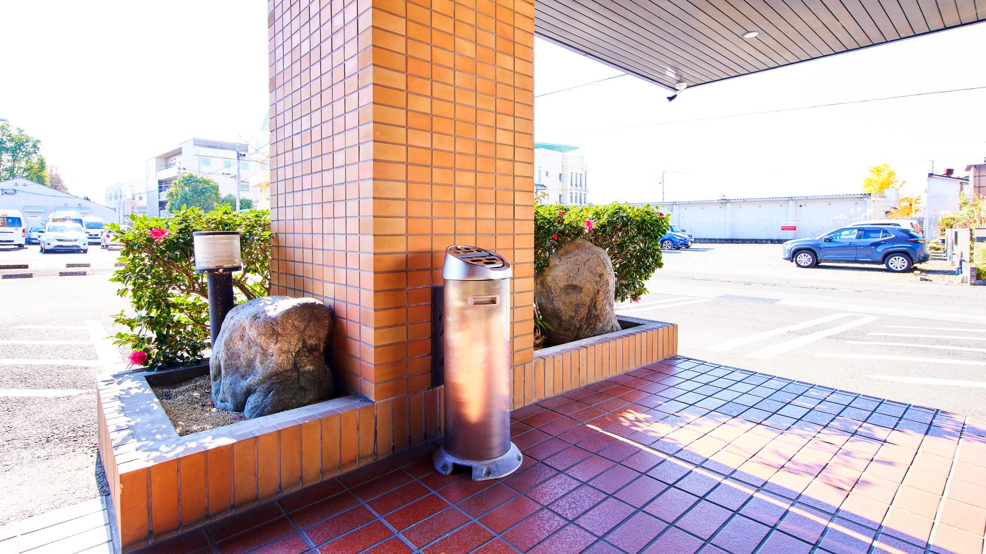 ・【喫煙所】玄関前に灰皿を設置しております。喫煙の際はこちらをご利用ください