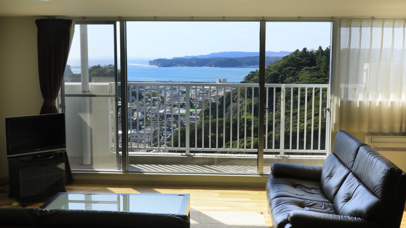 [ツイン×2室一例]リビングからは太平洋と勝浦市街を一望