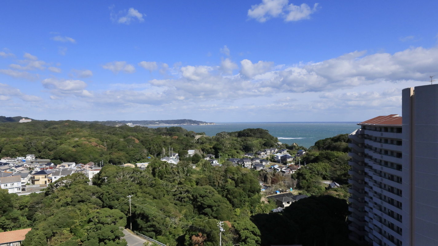 [ツインルーム一例]勝浦市街と遠景には太平洋を望む窓外