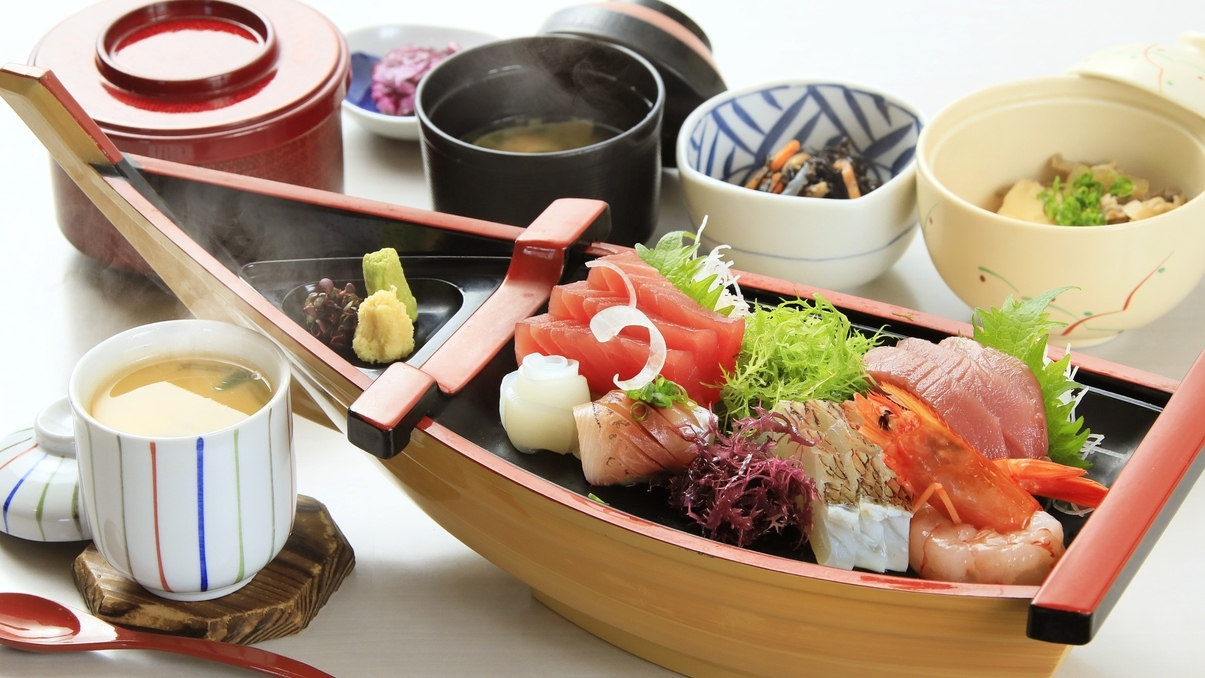 夕食は「旬の刺身船盛り御膳」　コンドミニアムでゆったりリゾートステイ！　夕朝食付