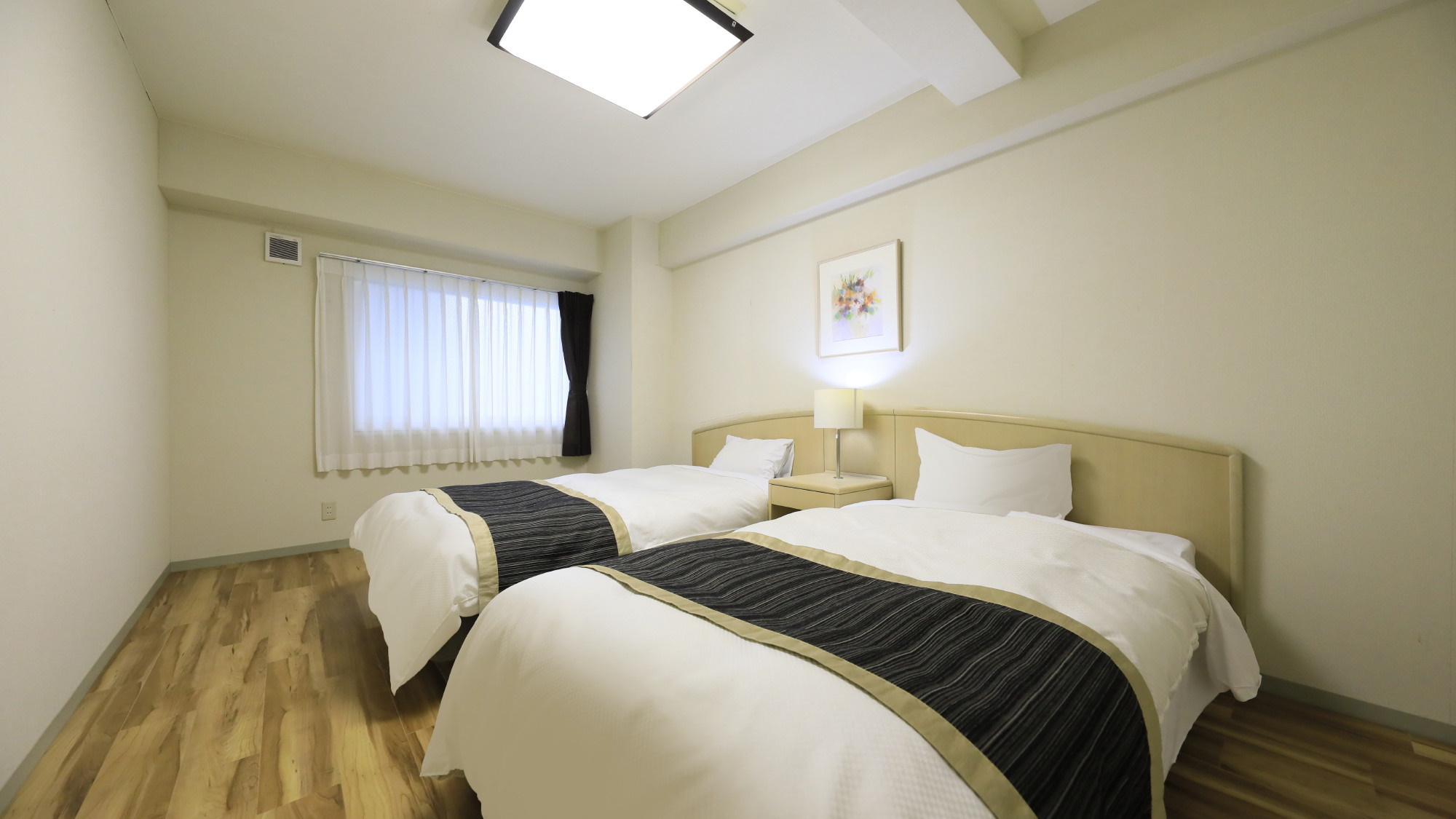 [ツイン×2室一例]ベッドルームは2部屋。2組様でもお寛ぎ頂けます