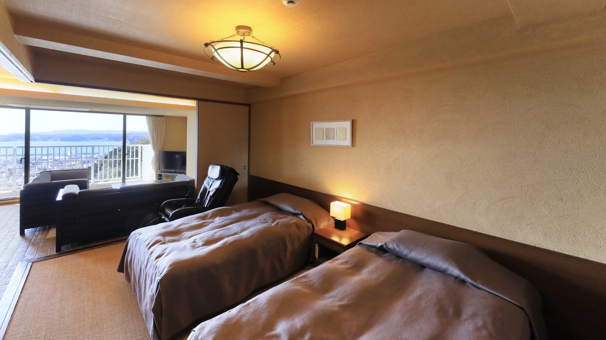 スーペリアルームにはマッサージチェアを備えております　※一例