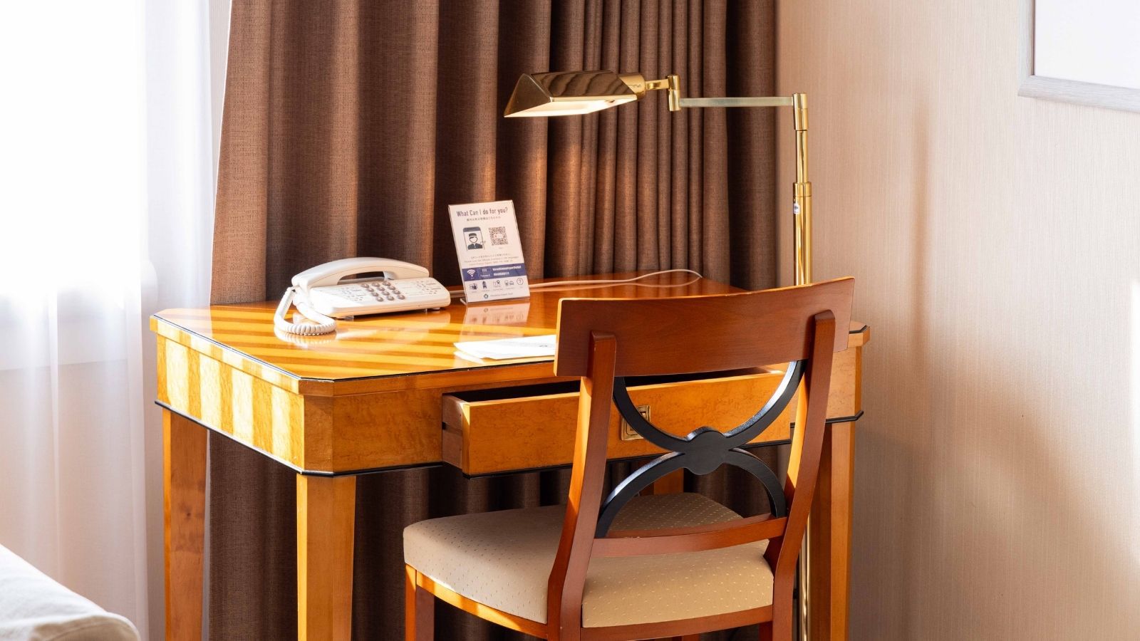 エアポートビュースイート　リビング　デスク